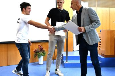 Jihočeský kraj pokračuje v tradici oceňování mladých sportovních talentů, kteří reprezentují region na republikové i mezinárodní úrovni. Na krajském úřadě v Českých Budějovicích byli přijati sportovci z různých disciplín – házenkářky a házenkáři, boxeři a reprezentantka v bezmotorovém létání.