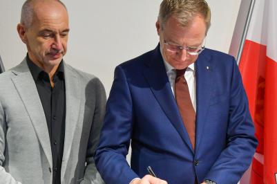 V úterý 25. listopadu se hejtman Jihočeského kraje Martin Kuba setkal se zemským hejtmanem Horního Rakouska Thomasem Stelzerem, aby společně podepsali nový pracovní program přeshraniční spolupráce na období 2025–2030.