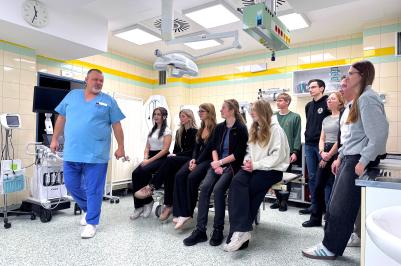 Talentakademie studenti a primář ARO Tomáš Piksa.