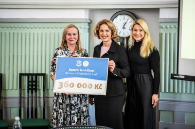 Na pomoc dětem a mladým ze sociálně znevýhodněného prostředí v Jihočeském kraji směřuje celkem 360 tisíc korun. Nadační fond Albert rozdal ve čtvrtek symbolické šeky devítce dětských domovů a dalších organizací, které uspěly v programu Bertík pomáhá 2026. O nejlepších projektech rozhodli zákazníci místních obchodů Albert. Za posledních pět let dosáhla celková podpora v kraji téměř 2,5 milionu korun.