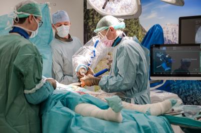 Ortopedické oddělení Nemocnice České Budějovice, a.s., učinilo další významný krok v modernizaci operační péče. Po úspěšném zavedení roboticky asistovaných operací totálních náhrad kolenního kloubu rozšířilo své operační spektrum o další špičkový výkon – roboticky asistovanou totální náhradu kyčelního kloubu.