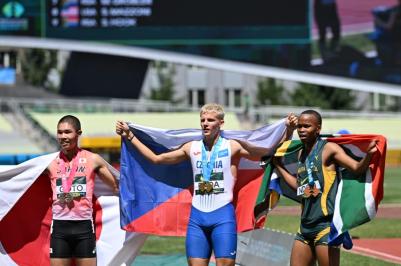 Devatenáctiletý českobudějovický atlet Michal Rada dosáhl dalšího mimořádného úspěchu. Na mistrovství světa juniorů v americkém Eugene zvítězil v běhu na 400 metrů překážek a časem 48,59 sekundy překonal 42 let starý evropský rekord kategorie do 20 let.